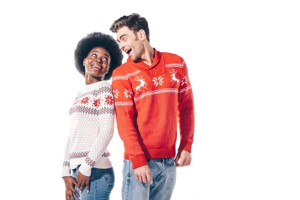 Glückliches multiethnisches Paar, das sich gegenseitig ansieht, isoliert auf weiß — Stockfoto