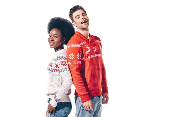 Couple multiculturel souriant debout dos à dos, isolé sur blanc — Photo de stock