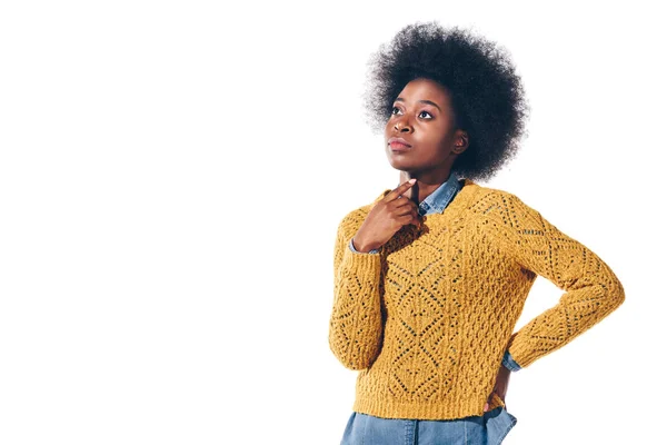 Вдумчивая африканская американка в желтом свитере, изолированная на белом — стоковое фото
