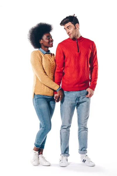 Belo casal multiétnico de mãos dadas, isolado em branco — Fotografia de Stock