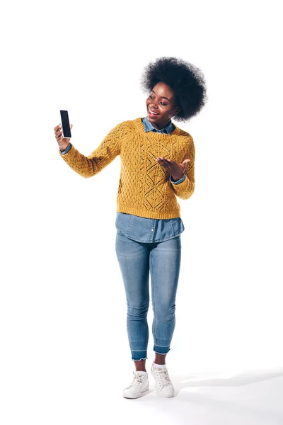 Menina americana africana mostrando smartphone com tela em branco, isolado no branco — Fotografia de Stock