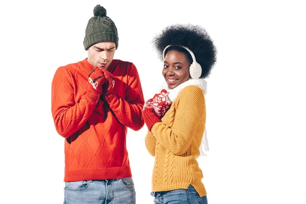 Hermosa pareja fría multicultural en ropa de invierno, aislado en blanco - foto de stock