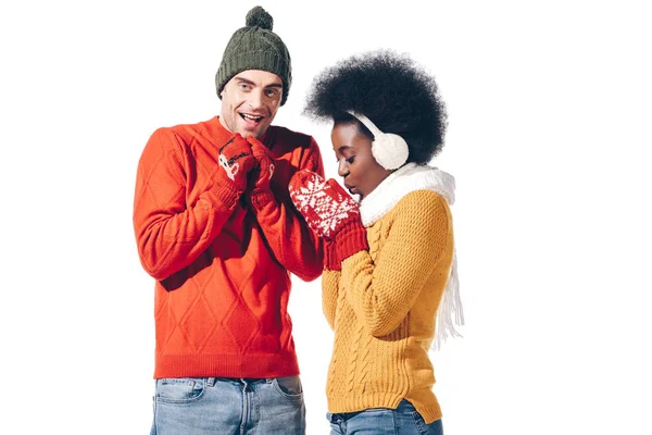 Холодна усміхнена багатоетнічна пара в зимовому одязі, ізольована на білому — стокове фото