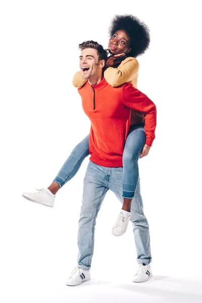Счастливый парень, прикрывающий свою африканскую американскую подружку, изолированную на белом — стоковое фото