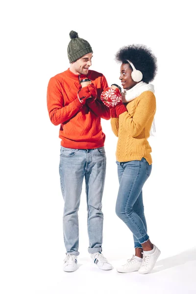 Feliz jovem casal multicultural em roupas de inverno beber café para ir, isolado em branco — Fotografia de Stock