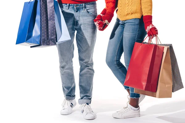 Vue recadrée du couple avec sacs à provisions tenant la main, isolé sur blanc — Photo de stock