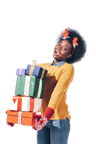 Allegra ragazza afroamericana in corna di cervo in possesso di regali di Natale, isolato su bianco — Foto stock