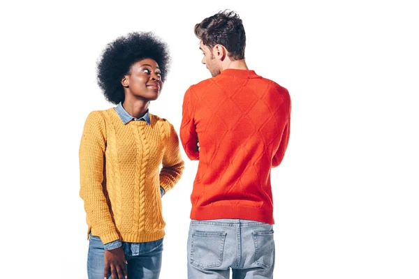 Sorrindo casal multiétnico olhando um para o outro, isolado no branco — Fotografia de Stock