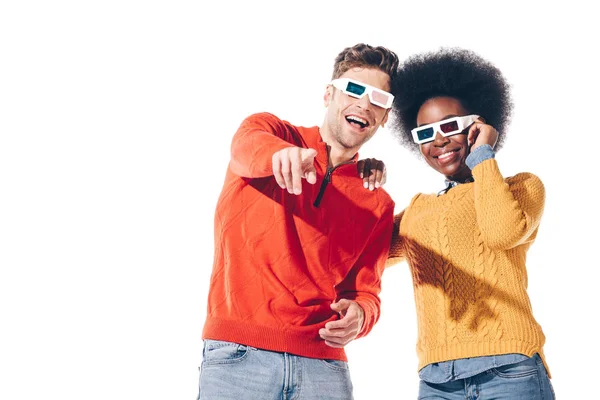 Couple multiculturel souriant en 3d lunettes pointant vers vous, isolé sur blanc — Photo de stock