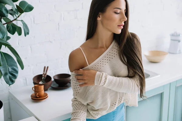 Beautiful tender girl with long hair posing in kitchen — Stock Photo