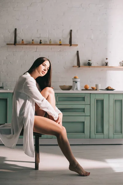 Mulher sensual posando em lingerie azul e camisa branca na cozinha pela manhã — Fotografia de Stock