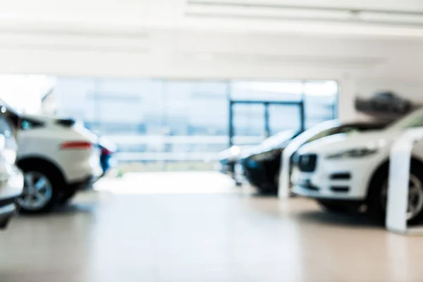 Salle d'exposition de voiture floue avec des voitures neuves et de luxe — Photo de stock