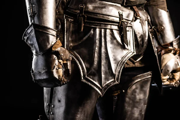 Обрізаний вид на лицаря в обладунках ізольований на чорному — стокове фото