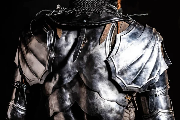 Обрізаний вид на лицаря в обладунках ізольований на чорному — стокове фото