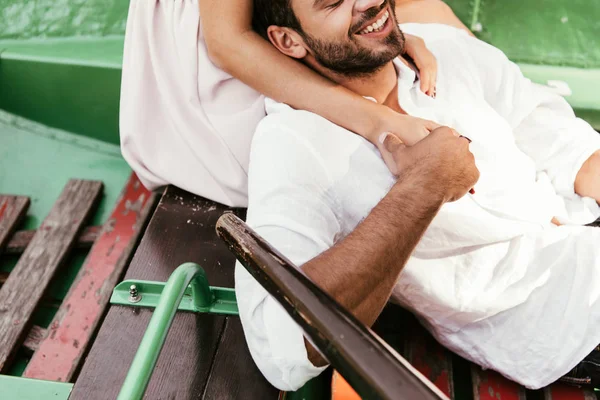 Vue recadrée de jeune femme embrassant petit ami dans le bateau — Photo de stock