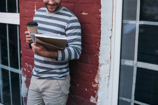 Vista ritagliata di uomo d'affari sorridente in possesso di documenti e caffè per andare — Foto stock