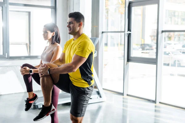 Desportista e desportista trabalhando juntos no centro desportivo — Fotografia de Stock