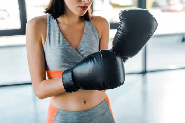 Ausgeschnittene Ansicht einer Sportlerin in Boxhandschuhen im Sportzentrum — Stockfoto