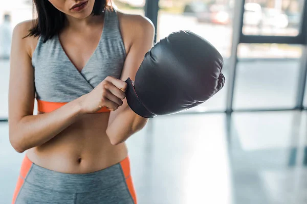 Ausgeschnittene Ansicht einer Sportlerin mit Boxhandschuh im Sportzentrum — Stockfoto