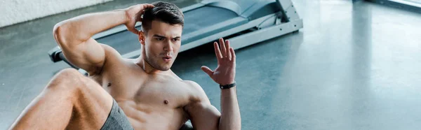 Панорамний знімок красивого спортсмена, який робить перерви в спортивному центрі — стокове фото