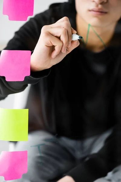 Ausgeschnittene Ansicht des SEO-Managers beim Malen von Graphen auf Glas — Stockfoto