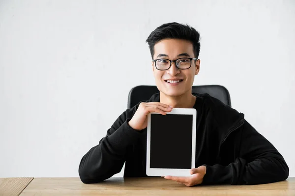 Sonriente asiático hacker celebración digital tablet con copia espacio - foto de stock