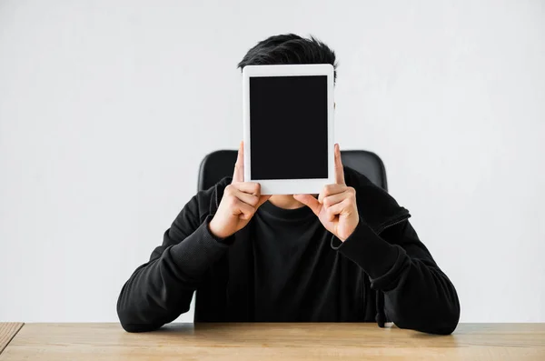 Hacker verschleiert Gesicht mit digitalem Tablet mit Kopierraum — Stockfoto