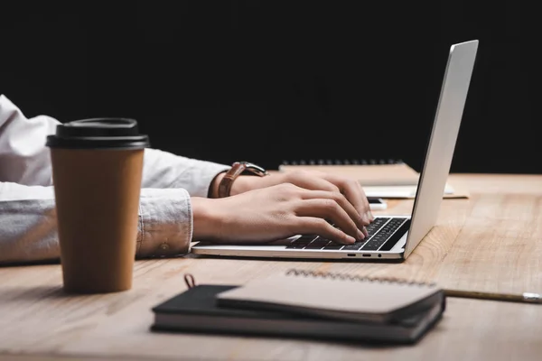 Ausgeschnittene Ansicht des seo-Managers, der am Tisch sitzt und Laptop benutzt — Stockfoto