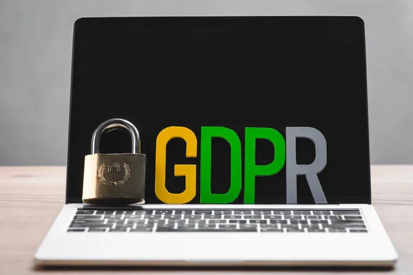 Cadeado de metal e cartas gdpr no laptop no escritório — Fotografia de Stock