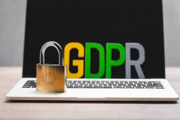 Селективная фокусировка металлических навесных и gdpr букв на ноутбуке — стоковое фото