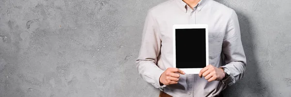 Панорамний знімок сео-менеджера, що тримає цифровий планшет з копіювальним простором — стокове фото
