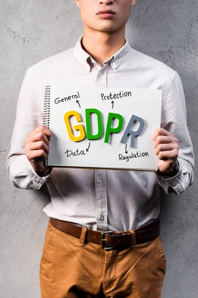 Vista recortada del empresario sosteniendo papel con letras gdpr - foto de stock