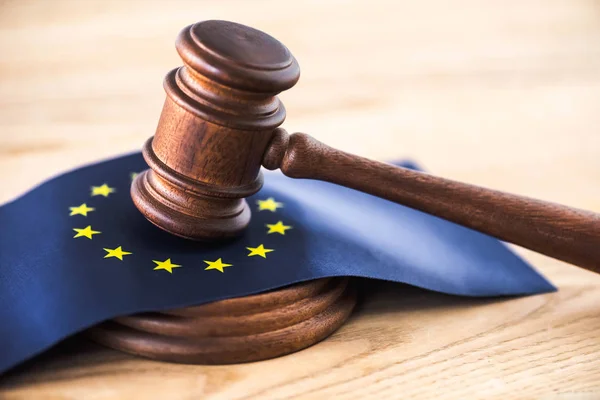 Martelletto di giudice con bandiera sindacale europea su tavolo di legno — Foto stock