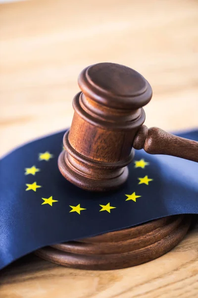 Marteau de juge avec drapeau de l'Union européenne sur table en bois — Photo de stock