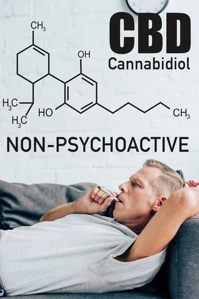 Vue latérale de l'homme mature fumant contondant avec du cannabis médical sur le canapé avec illustration cbd non psychoactive — Photo de stock