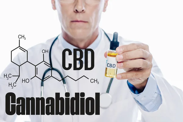 Vista cultivada do médico em casaco branco segurando óleo de cbd isolado em branco com ilustração da molécula de cbd — Fotografia de Stock