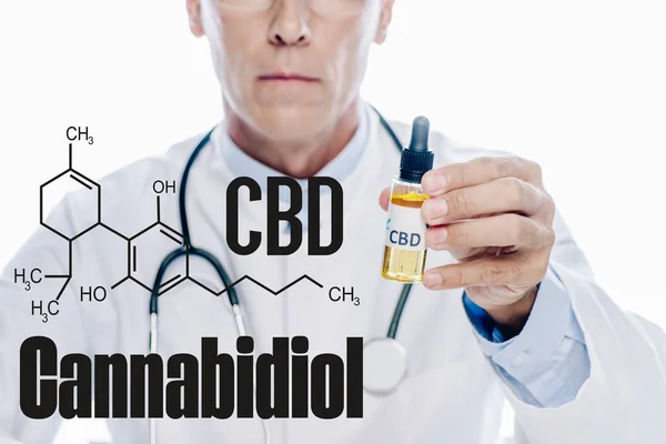 Vista ritagliata del medico in mantello bianco contenente olio cbd isolato su bianco con illustrazione della molecola cbd — Foto stock