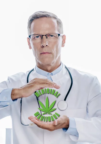 Bel dottore in camice bianco che si tiene per mano intorno illustrazione marijuana medicinale isolato su bianco — Foto stock
