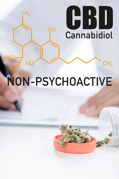 Selektiver Fokus des Behälters mit medizinischem Cannabis in der Nähe des Arztes, der Rezept und nicht-psychoaktive cbd-Illustration schreibt — Stockfoto