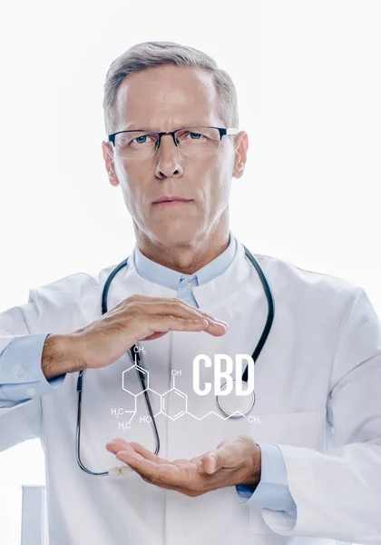 Красивый врач в белом халате, держась за руки вокруг молекулярной структуры cbd иллюстрации, изолированной на белом — стоковое фото