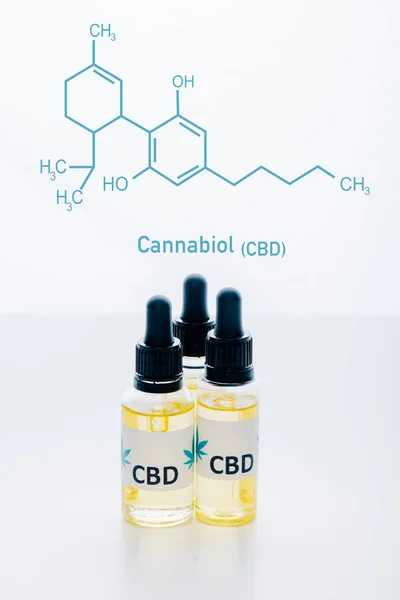 Óleo de cbd em frascos isolados em branco com ilustração da molécula de cbd — Fotografia de Stock