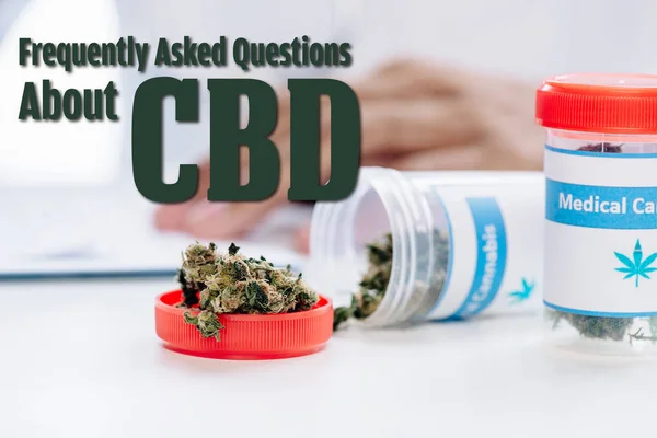 Selektiver Fokus der Flasche mit medizinischem Cannabis in der Nähe des Arztes mit häufig gestellten Fragen zur cbd-Abbildung — Stockfoto