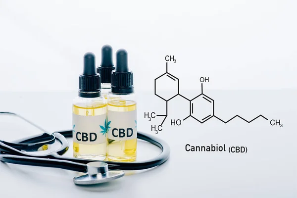Cbd масло в бутылках и стетоскоп изолированы на белом с CBD молекулы иллюстрации — стоковое фото