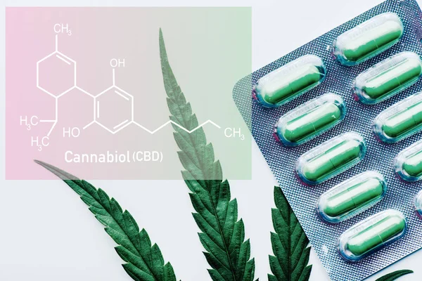 Vista superior de pílulas verdes em blister e folha de maconha no fundo branco com ilustração da molécula cbd — Fotografia de Stock