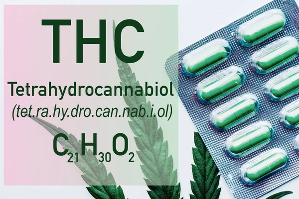 Draufsicht auf grüne Pillen im Blister und Marihuana-Blatt auf weißem Hintergrund mit thc-Formel-Illustration — Stockfoto