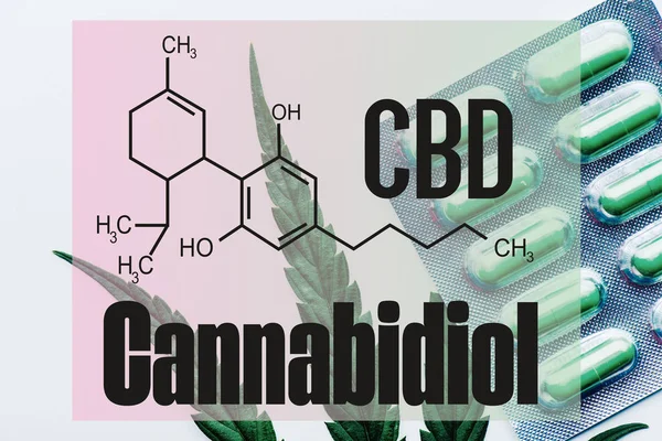 Ansicht von grünen Pillen im Blister und Marihuana-Blatt auf weißem Hintergrund mit cbd-Molekül-Illustration — Stockfoto