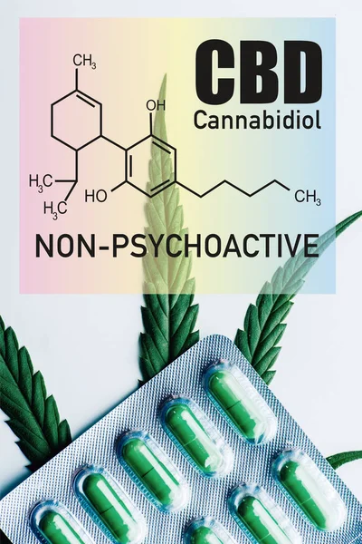 Vista superior de píldoras verdes en ampolla y hoja de marihuana sobre fondo blanco con ilustración cbd no psicoactiva - foto de stock