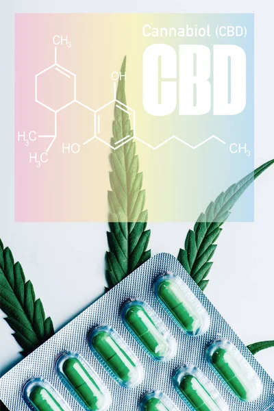 Vista superior de pílulas verdes em blister e folha de maconha no fundo branco com ilustração da molécula cbd — Fotografia de Stock