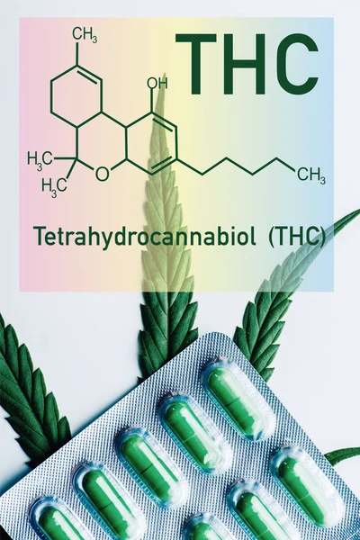 Vista superior de pílulas verdes em blister e folha de maconha no fundo branco com ilustração da molécula THC — Fotografia de Stock