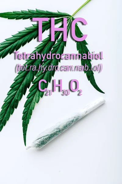 Draufsicht auf medizinisches Marihuana Blatt und Joint auf weißem Hintergrund mit thc Formel Illustration — Stockfoto